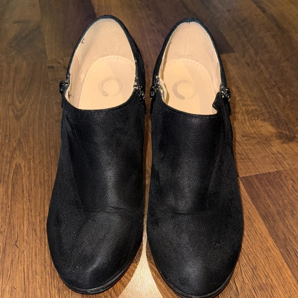 Journee Women’s Sanzi Black Suede Like Ankle Booties w Zippers (size 9.5)